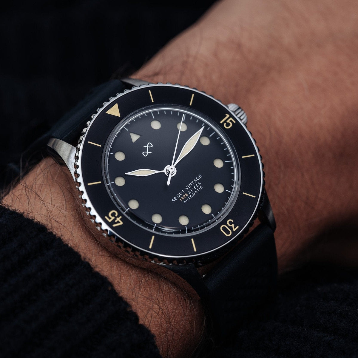 AV86 vintage-inspired diver watch worn on the wrist, featuring a black dial, luminous markers, rotating bezel, and textured black strap
