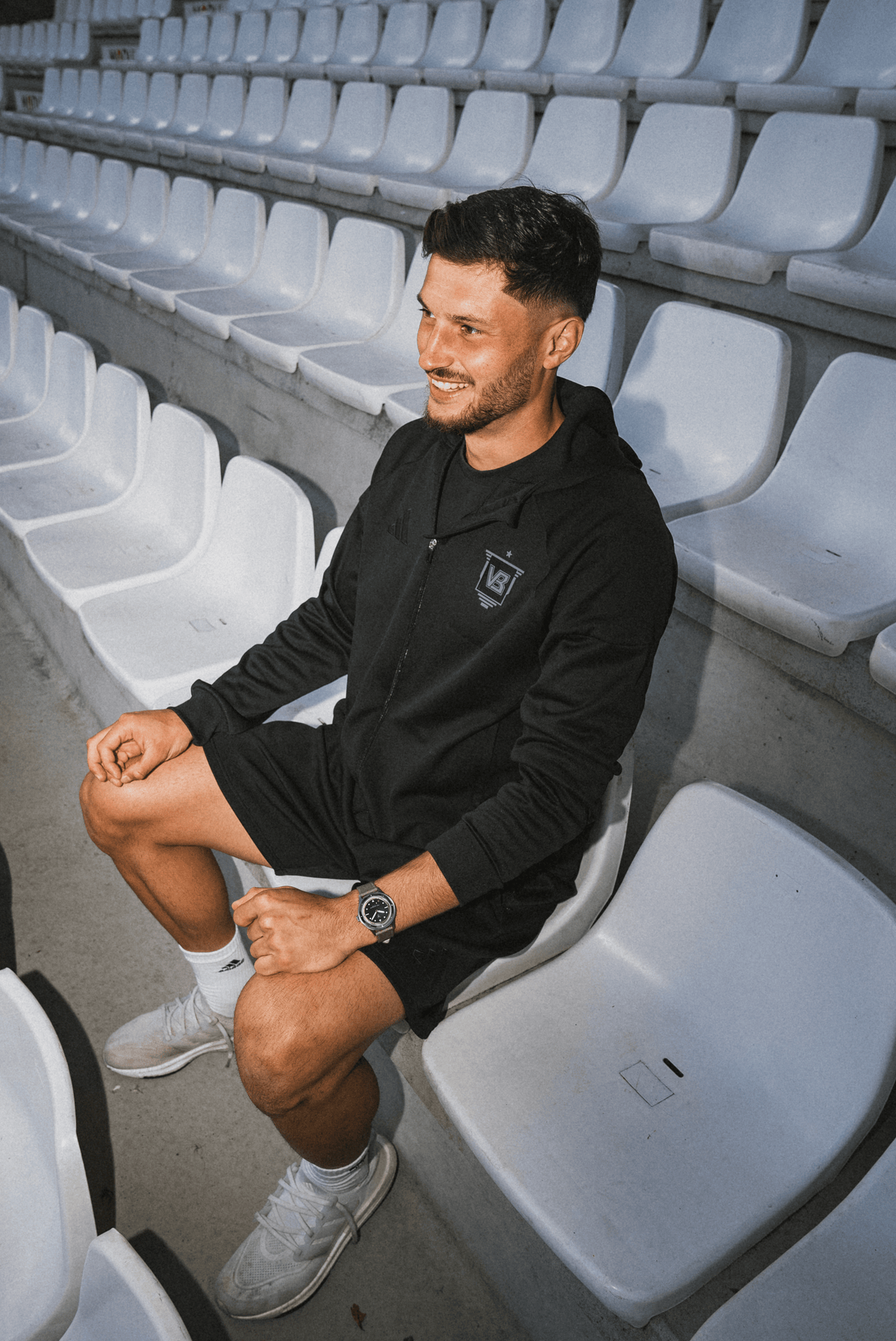 VB Kong Hans Eg, Limited Edition / Forudbestilling af AV86 – et livsstilsbillede, der viser en afslappet, sporty stemning med et strejf af skandinavisk minimalisme