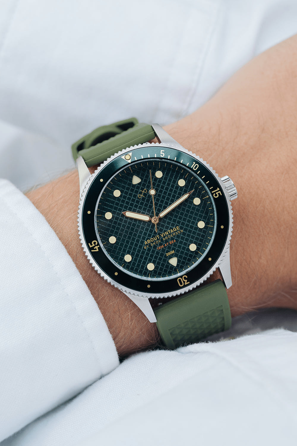1926 At'sea Green Turtle 빈티지 – AV86의 39mm 빈티지 스타일 다이버 워치. Sapphire Crystal, 나침반 베젤, 질감이 살아있는 러버 스트랩 적용