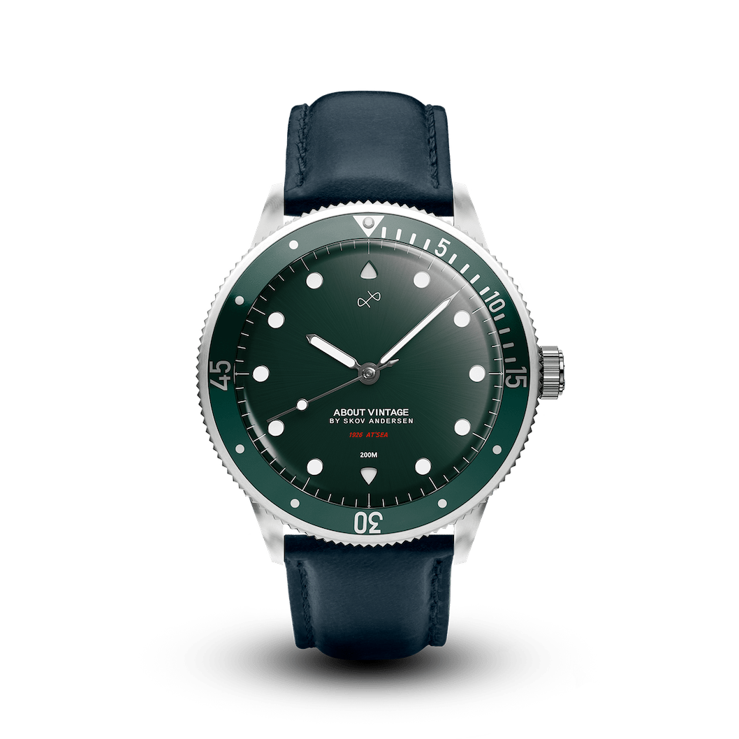 1926 At'sea fra AV86: et vintage-inspireret dykkerur med Sapphire Crystal, kompasring og læderrem i minimalistisk skandinavisk stil