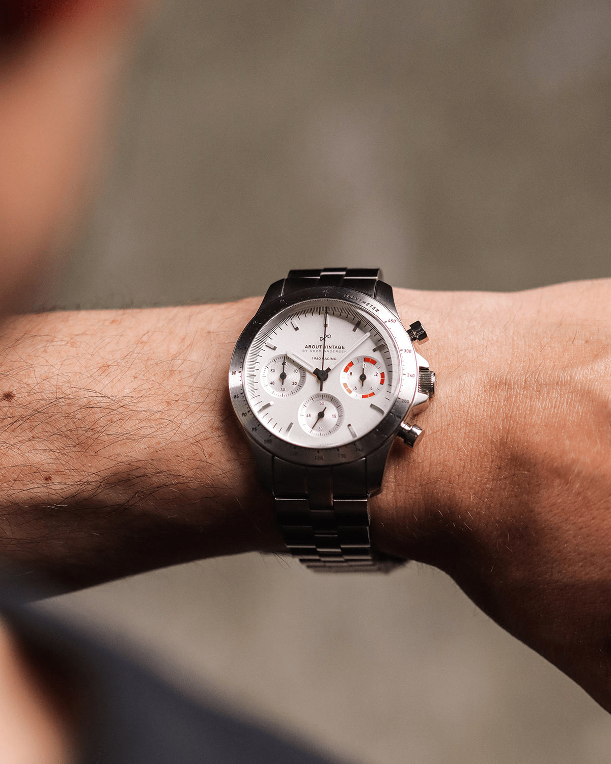 1960 Racing Chronograph by AV86 with vintage-inspired dial, sapphire crystal, chronograph function, and stainless steel bracelet strap