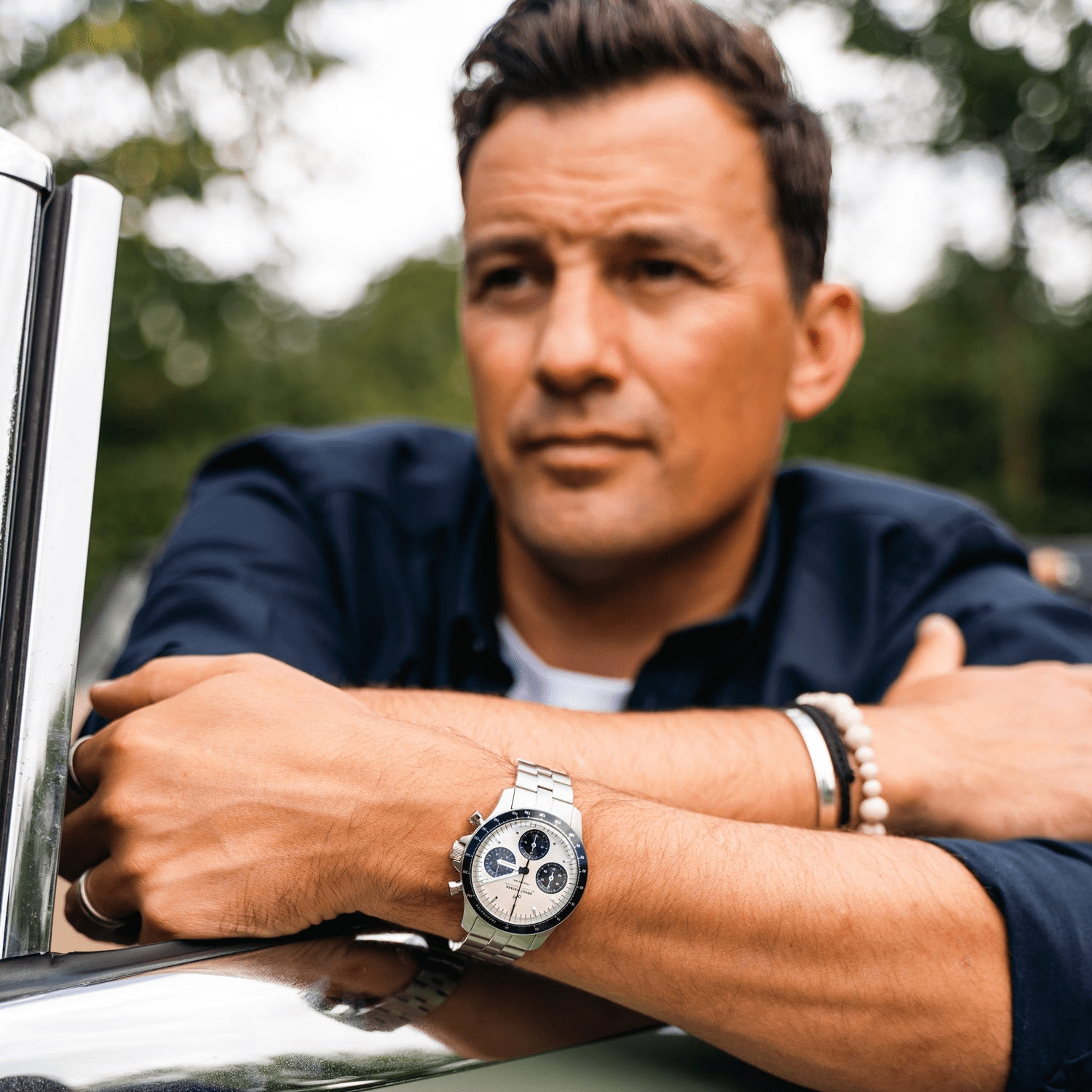 AV86 Racing Chronograph fra 1960 med vintage-inspireret urskive, Sapphire Crystal, Chronograph-funktion og metalarmbånd i en stilfuld udførelse.