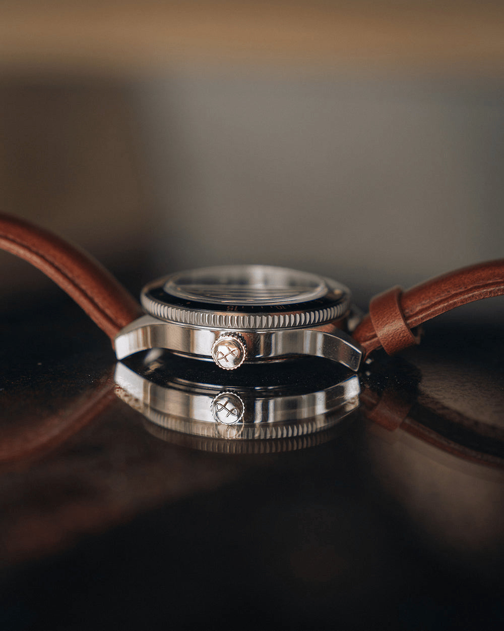 1926 At'sea, Green Turtle Vintage – AV86 제작 39mm 모델. 빈티지 감성의 다이버 케이스, Sapphire Crystal, 브라운 가죽 스트랩을 특징으로 합니다.