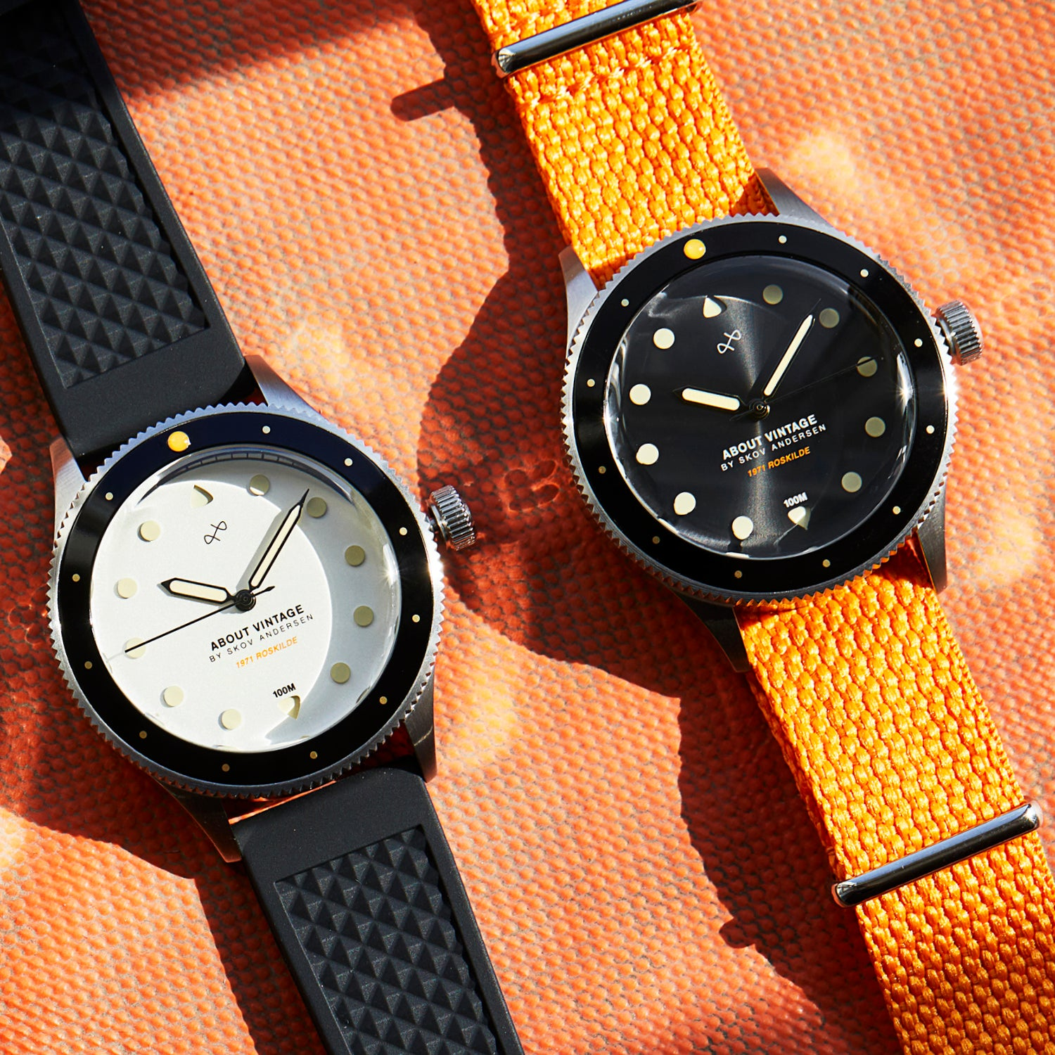1971년형 스테이지다이버, AV86의 39mm 빈티지 스타일 다이버 워치로 Sapphire Crystal, 나침반 베젤, 고무 및 패브릭 스트랩 옵션이 제공됩니다.