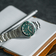 1926 At'sea, Green Turtle Vintage – AV86 Watch의 39mm 다이버 워치로, Sapphire Crystal, 질감 있는 다이얼, 메탈 브레이슬릿 스트랩을 갖추고 있습니다.