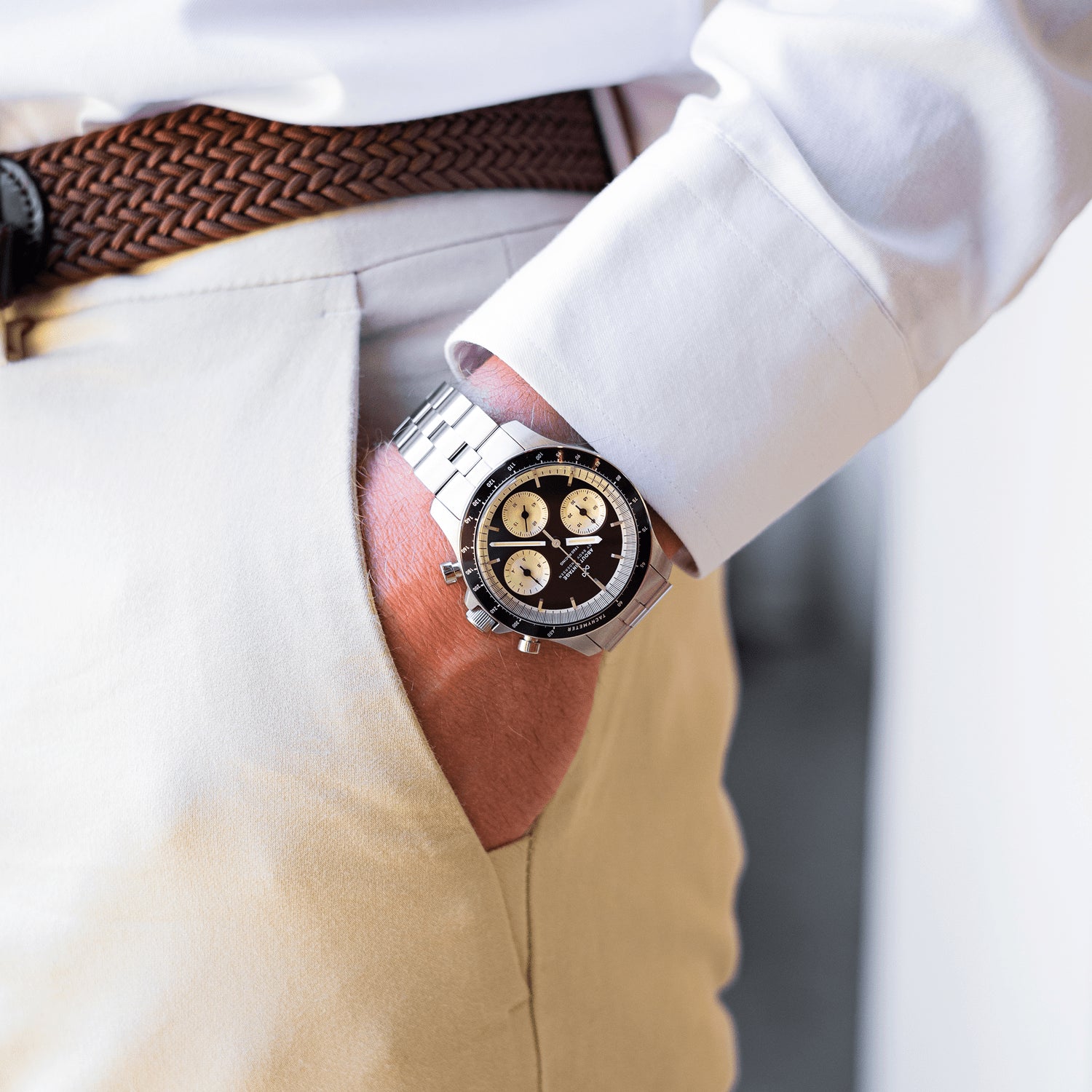 1960 Racing Chronograph by AV86 with vintage-inspired dial, sapphire crystal, chronograph function, and brushed metal bracelet strap