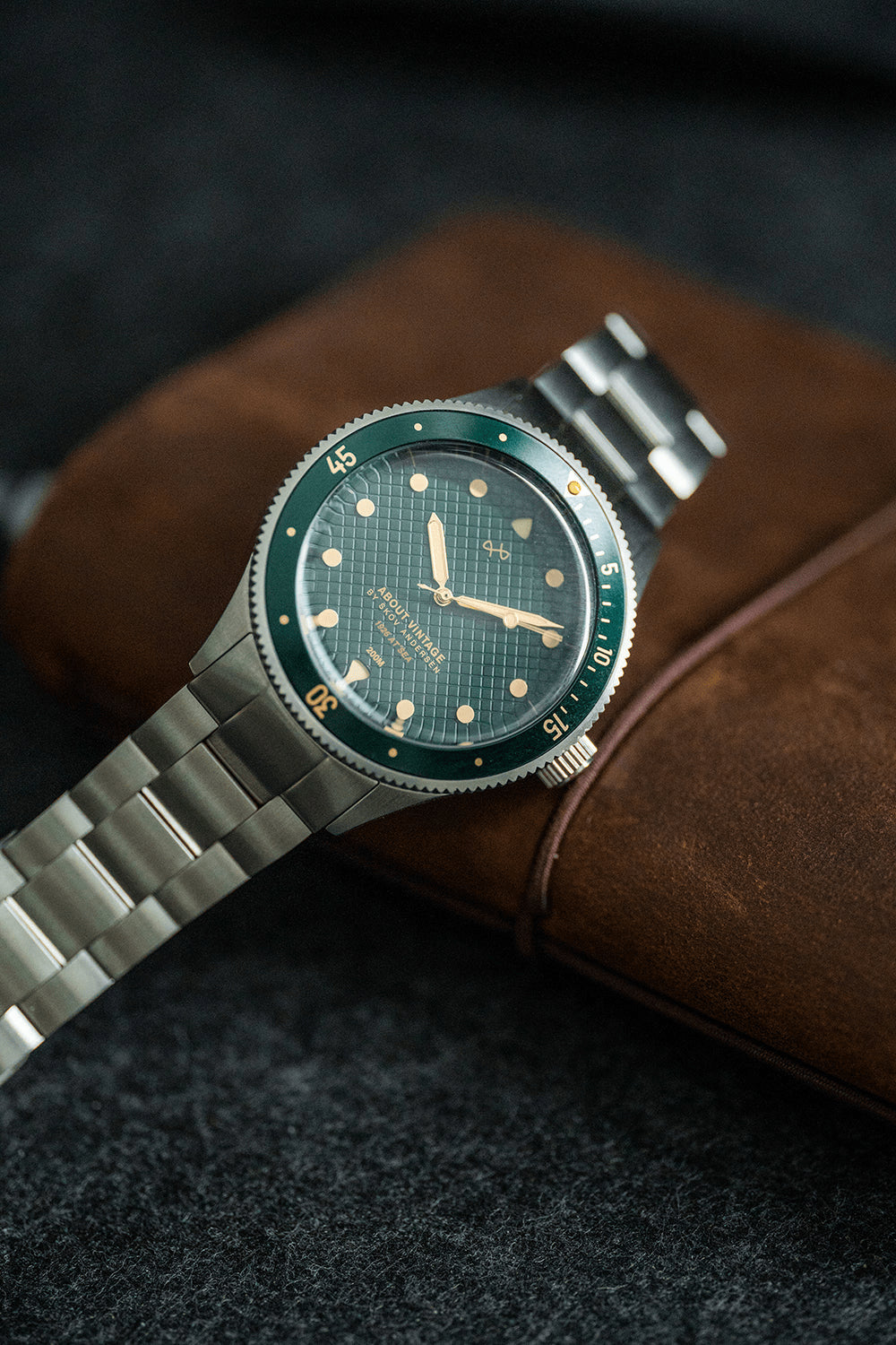 1926 At'sea, Green Turtle Vintage – AV86의 39mm 빈티지 스타일 다이버 워치. Sapphire Crystal, 회전 베젤, 스틸 브레이슬릿 스트랩 적용