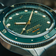 1926 At'sea, Green Turtle Vintage – AV86의 39mm 빈티지 스타일 다이버 워치. Sapphire Crystal, 나침반 베젤, 메탈 브레이슬릿 스트랩 적용