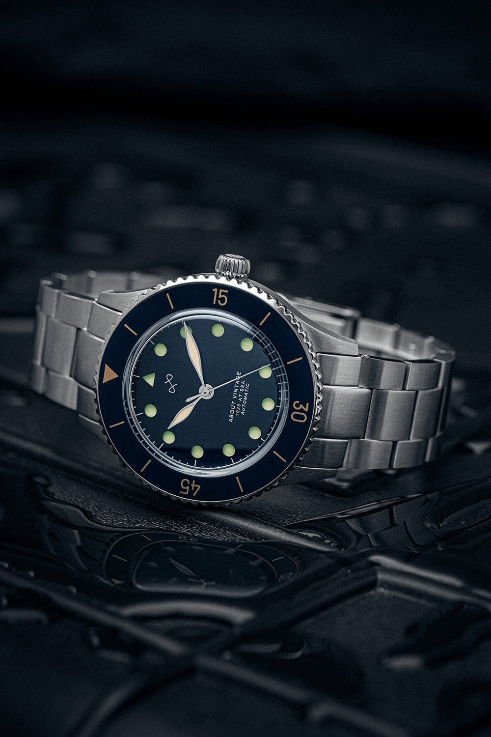 1926 Automatic by AV86 vintage-inspired diver with sapphire crystal, rotating bezel, and stainless steel bracelet strap