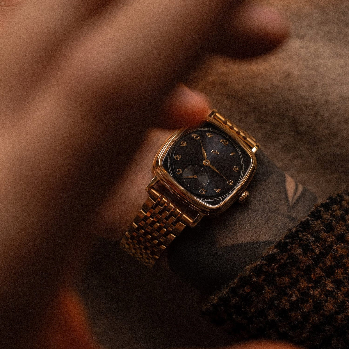 AV86 1954 Amalfi Mechanical, Gold / Midnight Blue automatic watch with rounded gold-tone case, dark blue dial, and integrated metal bracelet