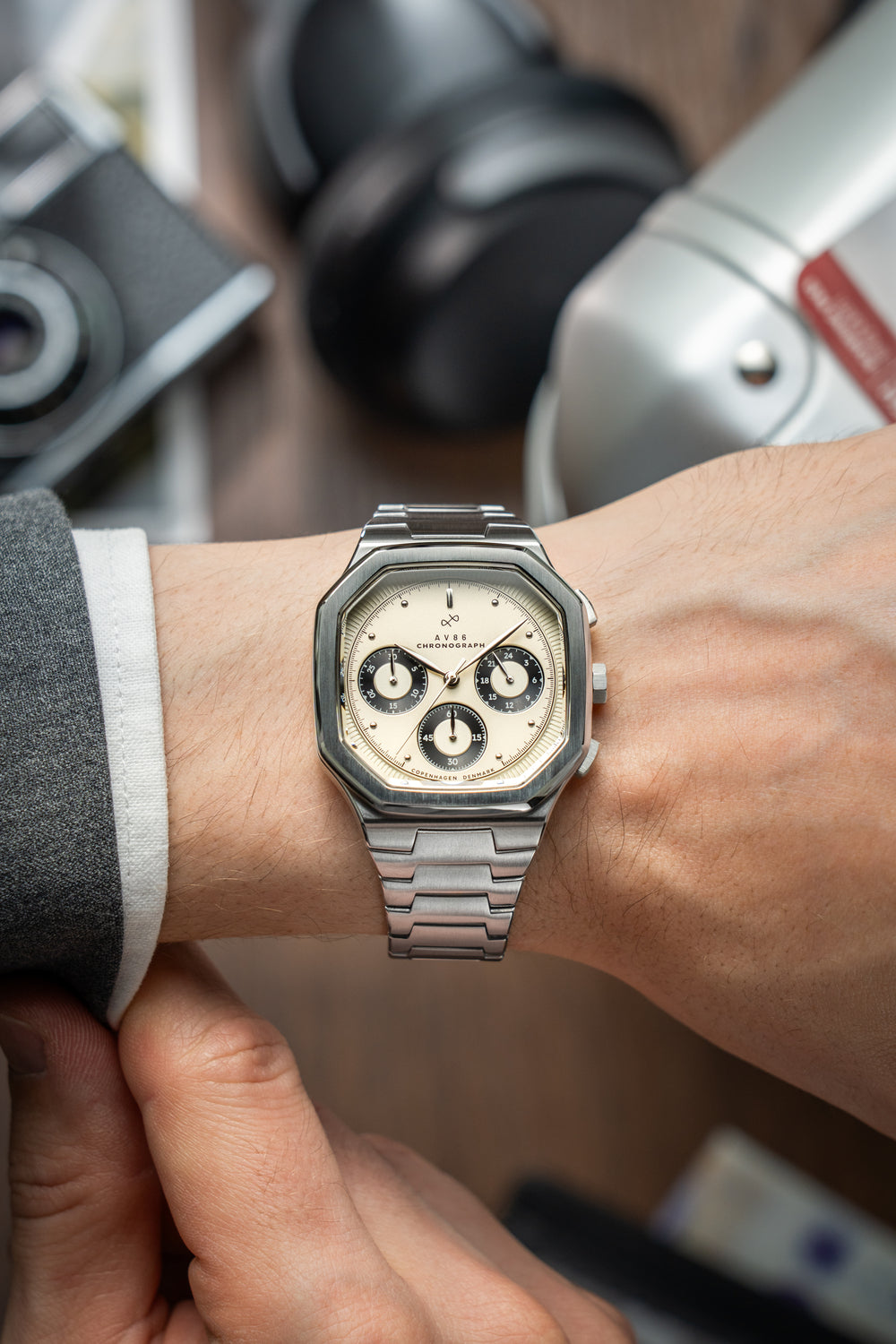 1904 Chronograph by AV86 with angular case, vintage-inspired dial, sapphire crystal, chronograph subdials, and brushed metal bracelet strap