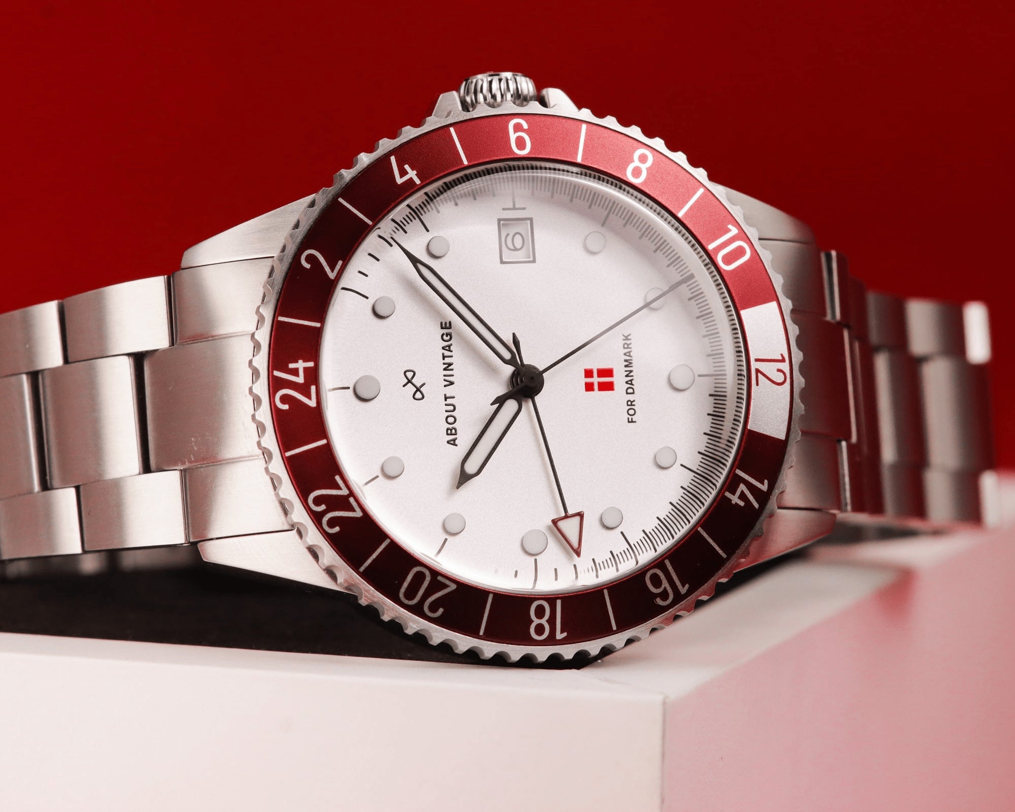 Danmark Det Officielle Landsholdsur, 1889 / DBU – 41mm by AV86 vintage-inspired GMT with sapphire crystal, steel case, and metal bracelet strap