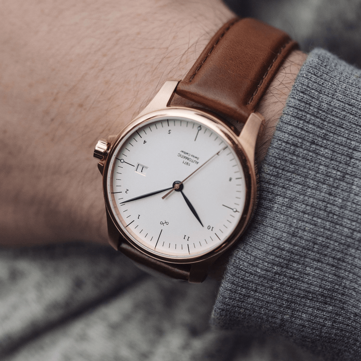 1971 Automatic von AV86 – ein Luxustypen-Zeitmesser mit minimalistischem Zifferblatt, Saphirglas, Automatikwerk und braunem Lederarmband