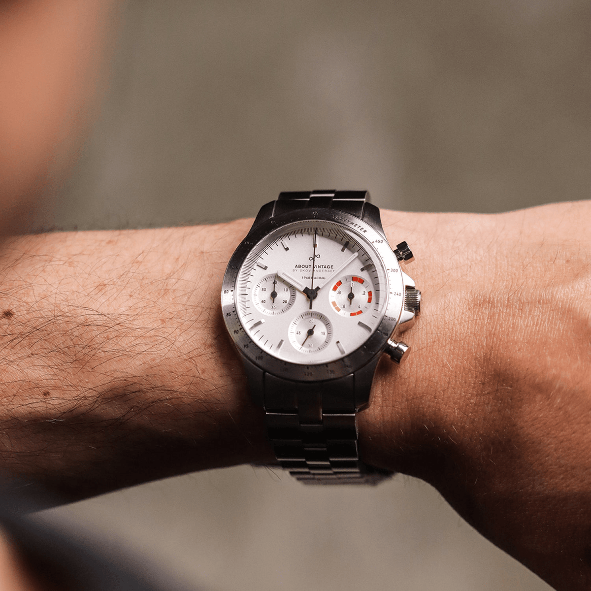 Racing Chronograph von AV86 aus dem Jahr 1960 mit Saphirglas, einem im Vintage-Stil gehaltenen Zifferblatt, Chronographen-Hilfszifferblättern und einem Metallarmband