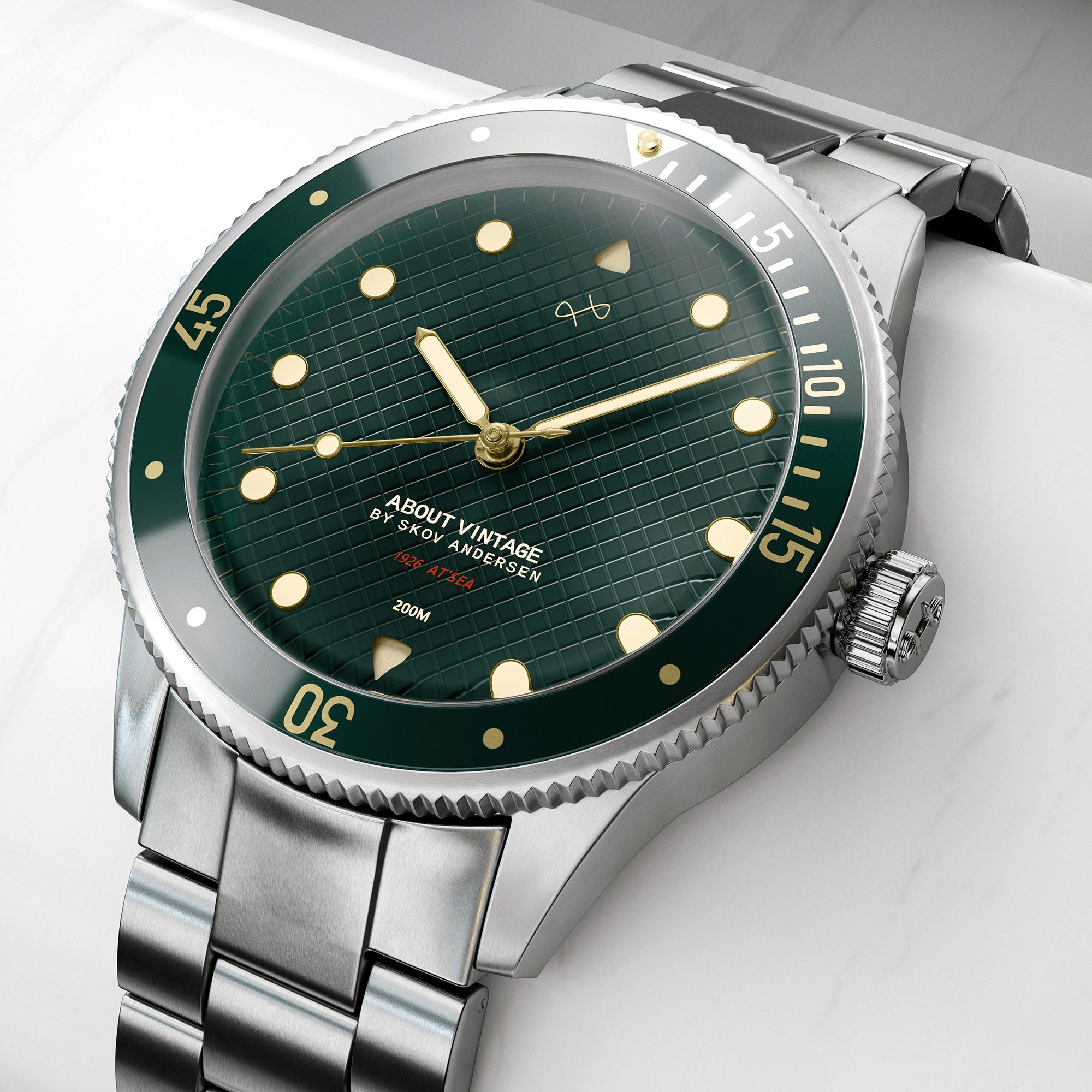 1926 At'sea, Green Turtle Vintage – AV86의 39mm 빈티지 스타일 다이버 워치. Sapphire Crystal, 나침반 베젤, 메탈 브레이슬릿 스트랩 적용