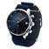 Chronographe 1815 Justin Gatlin par AV86 d'inspiration vintage, doté d'un verre saphir, d'un cadran bleu texturé et d'un bracelet en tissu