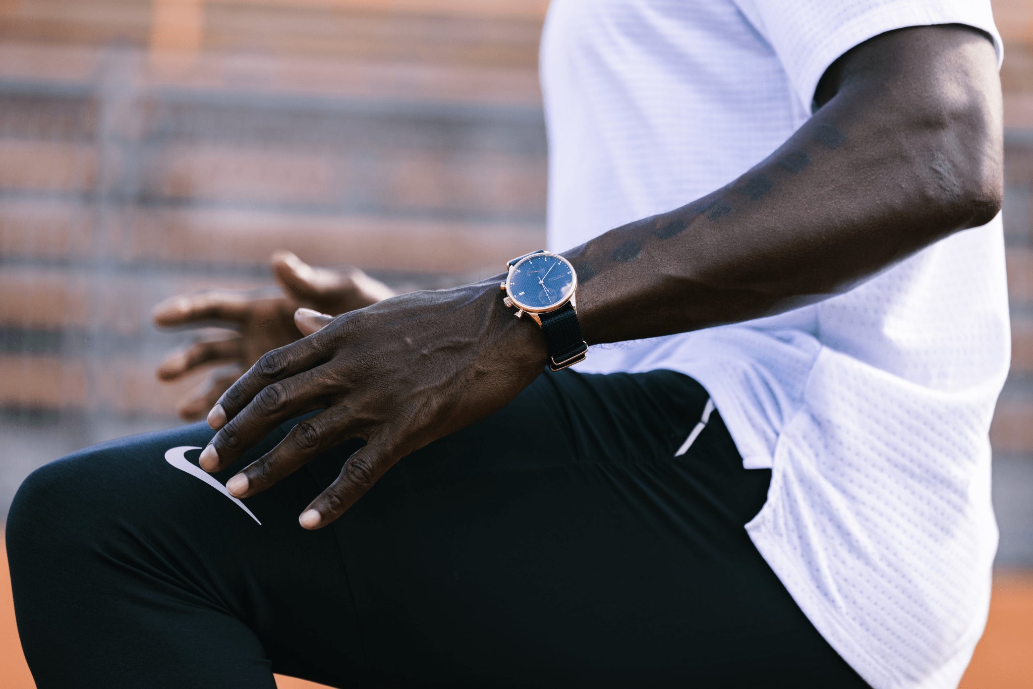 Chronographe de luxe AV86 « 1815 Justin Gatlin » avec verre saphir et bracelet en cuir, porté au poignet dans un cadre sportif
