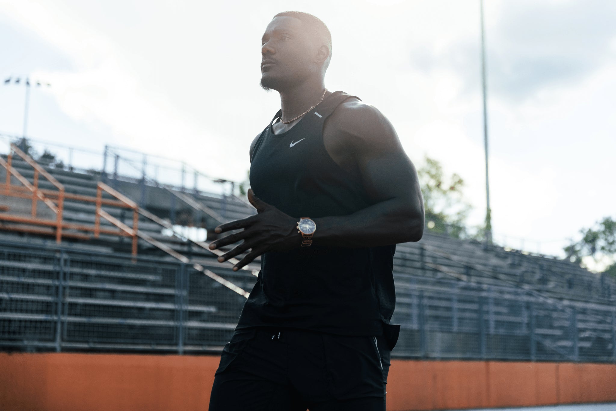 Chronographe Justin Gatlin by AV86 en édition limitée, avec verre saphir et bracelet en cuir, sur un athlète en plein air