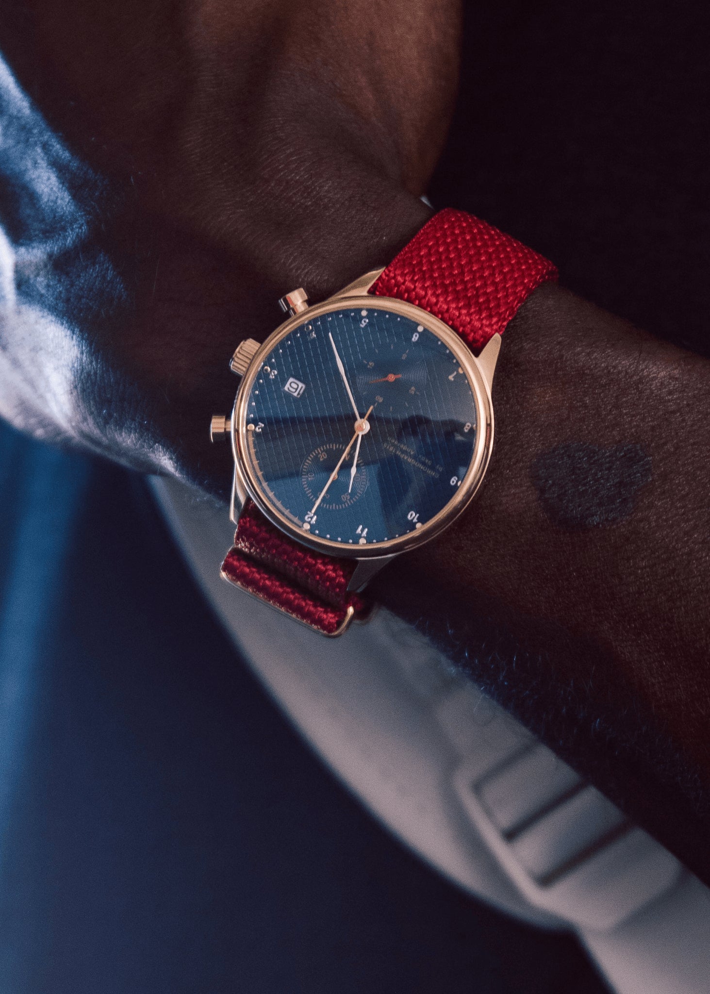 1815 Justin Gatlin, guld/blå Turtle-Chronograph i vintage-stil med Sapphire Crystal og rødt stofrem fra AV86