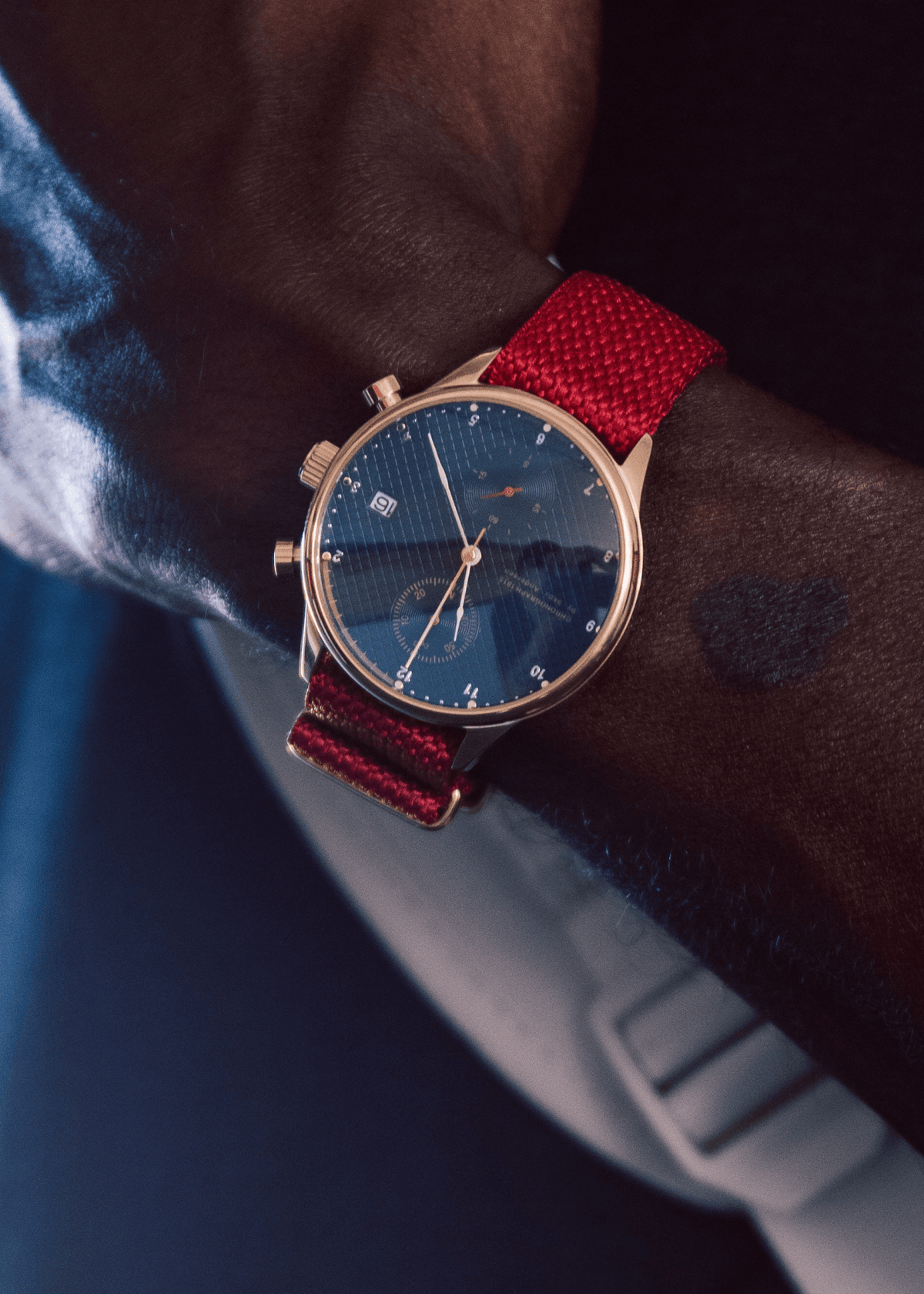 1815 Justin Gatlin, guld/blå Turtle-Chronograph i vintage-stil med Sapphire Crystal og rødt stofrem fra AV86