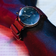 Chronographe de luxe « 1815 Justin Gatlin » signé AV86, doté d'un verre saphir, d'un cadran texturé et d'un bracelet en tissu tissé rouge, au poignet