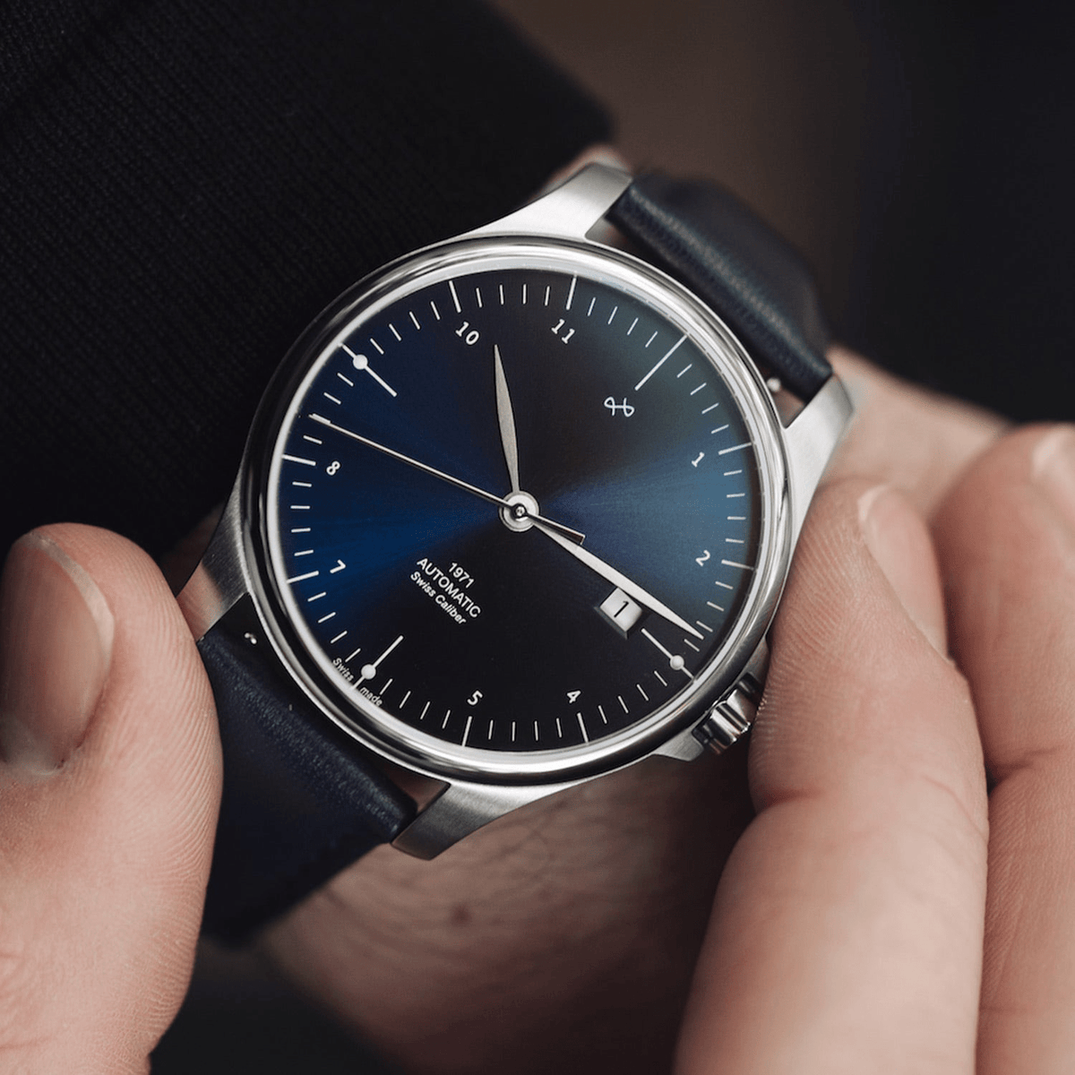 1971 Automatic Night Blue – Swiss Made von AV86 mit einem im Vintage-Stil gehaltenen blauen Zifferblatt, Saphirglas, Automatikwerk und Lederarmband