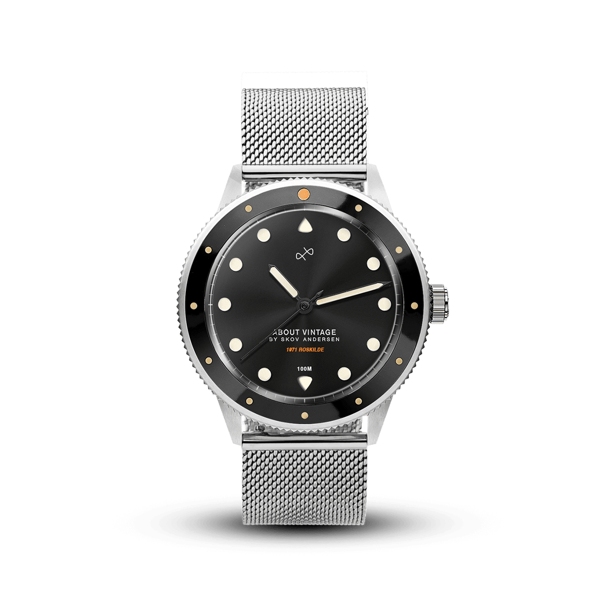 1971 Stagediver, 블랙 – 36mm (AV86 제작) Sapphire Crystal, 나침반 베젤, 스테인리스 스틸 메쉬 스트랩이 적용된 빈티지 스타일의 다이버 워치