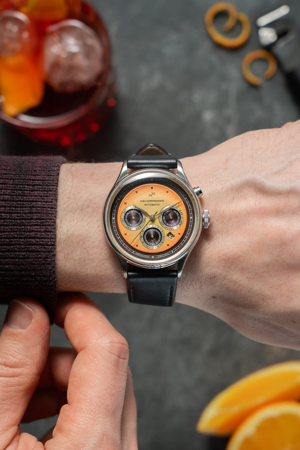 1564 Chronodate Automatic fra AV86 – luksuriøs Chronograph med vintage-inspireret urskive, Sapphire Crystal og sort læderrem