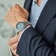 1926 At'sea fra AV86 – vintage-inspireret dykkerur med Sapphire Crystal, kompasring og armbånd i rustfrit stål, båret til jakkesæt